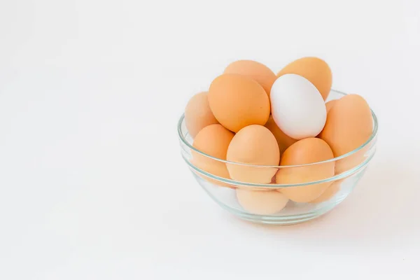 Muchos Huevos Marrones Con Huevo Blanco Tazón Vidrio Mientras Cocina — Foto de Stock