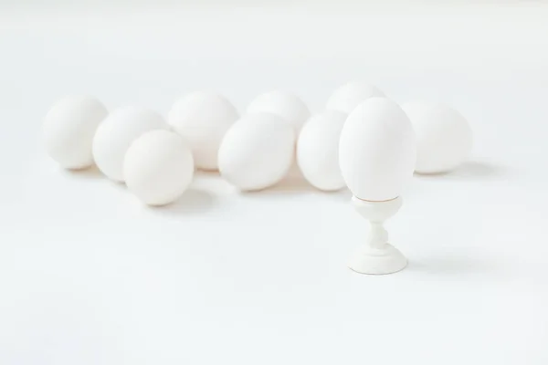 Huevos Blancos Cocidos Sobre Soportes Madera Con Fondo Blanco Preparación — Foto de Stock