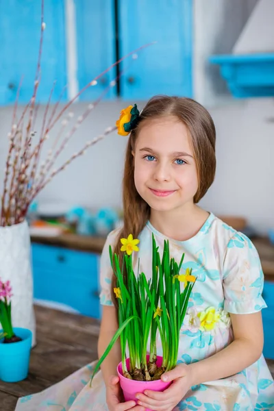 春のイースターを見越して水仙の花のポットを保持している美少女 お祭り気分 — ストック写真