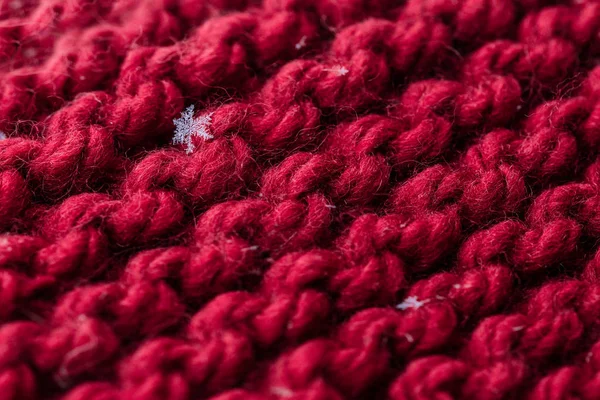 Zbliżenie Czerwony Pled Dzianiny Kilku Płatki Śniegu Nim Macro Makro — Zdjęcie stockowe