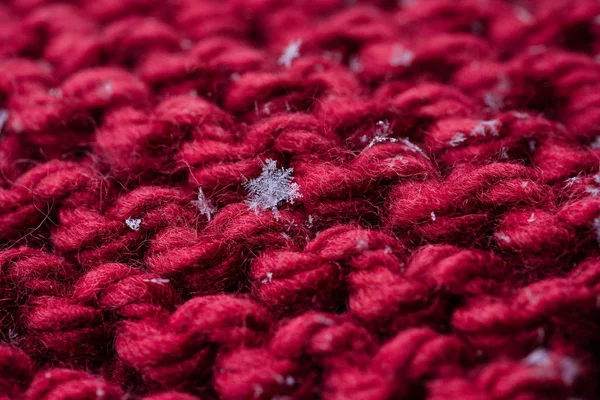 それをいくつかの雪と赤いニット格子縞のクローズ アップ マクロ撮影 — ストック写真