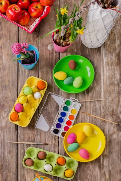 复活节 一个幸福的家庭会画鸡蛋 为复活节做准备 与油漆和鸡蛋的桌子的顶部看法 — 图库照片