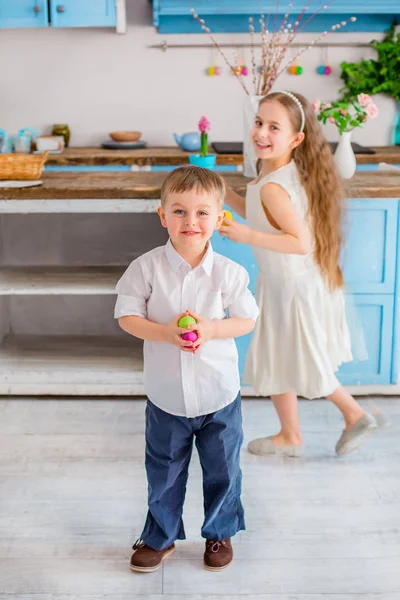 キッチンで楽しいイースターの卵を つのかわいい小さな子供で ハッピー イースター — ストック写真