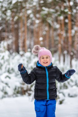 Kızaklarımız ormandaki iki küçük çocuk. Aile kış yürüyüş ormanda.