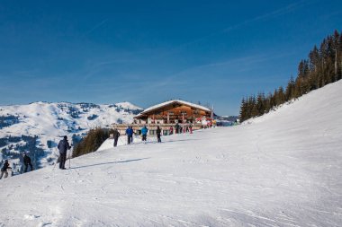 Karlı dağların güzel manzarası, kış sporları. Avusturya kayak merkezi Saalbach-Hinterglemm Panoraması, Avusturya