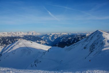 Karlı dağların güzel manzarası, kış sporları. Avusturya kayak merkezi Saalbach-Hinterglemm Panoraması, Avusturya