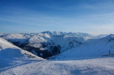 Karlı dağların güzel manzarası, kış sporları. Avusturya kayak merkezi Saalbach-Hinterglemm Panoraması, Avusturya