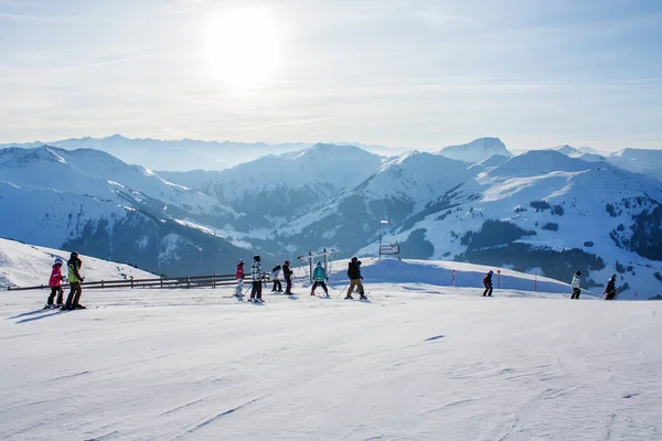 Karlı dağların güzel manzarası, kış sporları. Avusturya kayak merkezi Saalbach-Hinterglemm Panoraması, Avusturya