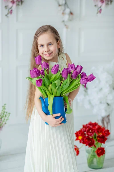 Portret Piękne Niebieskie Oczy Dziecka Mała Dziewczynka Bukietem Tulipanów Jasnym — Zdjęcie stockowe