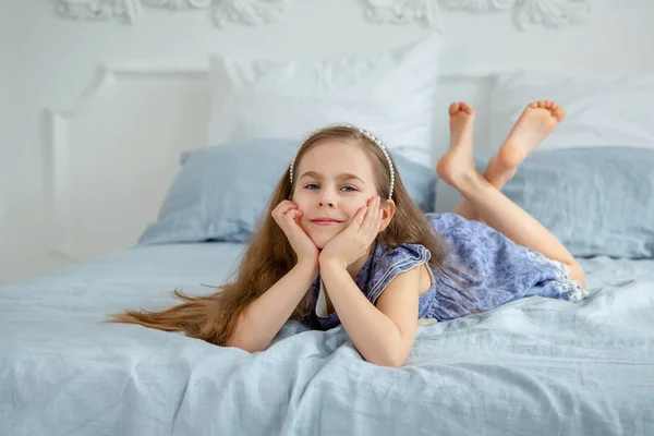 Parlak bir oda mutlu küçük kız yatakta yatıyordu. Bir tatil keyfi.