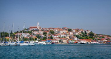 Porec, Hırvatistan'ın eski tarihi kenti denizden görüntüleyin. Avrupa'da seyahat.