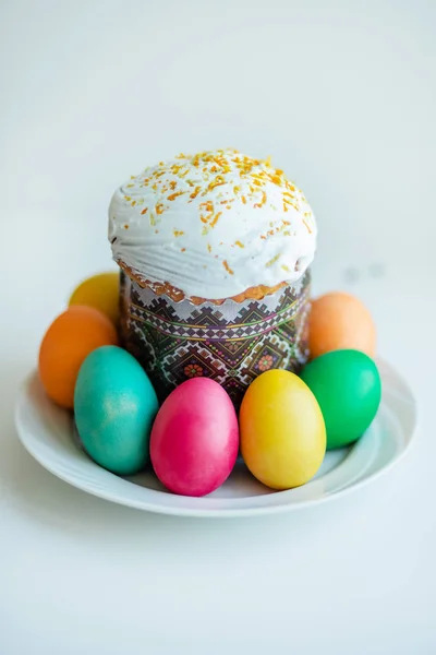 桌子上有彩蛋的复活节蛋糕 为假期做准备 — 图库照片