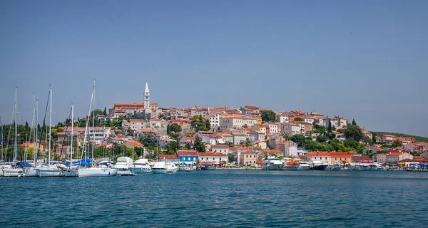 Porec, Hırvatistan'ın eski tarihi kenti denizden görüntüleyin. Avrupa'da seyahat.