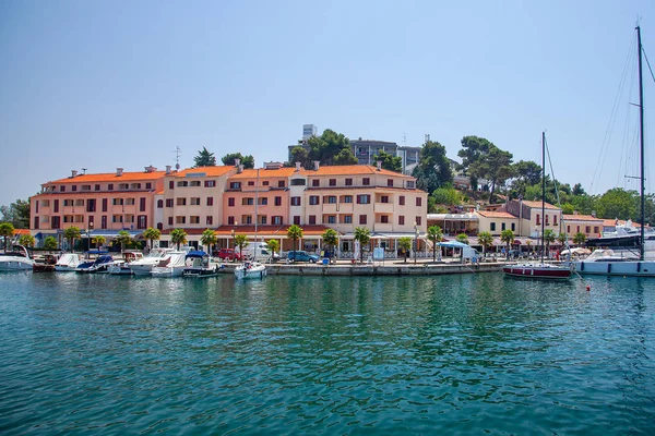 Vista desde el mar sobre el casco antiguo de Porec, Croacia . — Foto de Stock