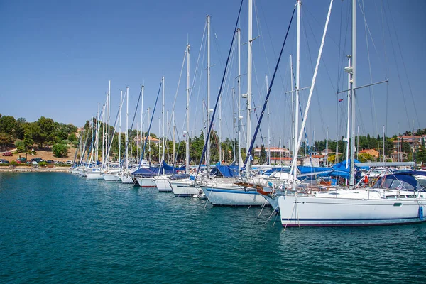Pohled z přístavu s jachtami, Marina Port Porec istrijský poloostrov, Chorvatsko, Evropa — Stock fotografie