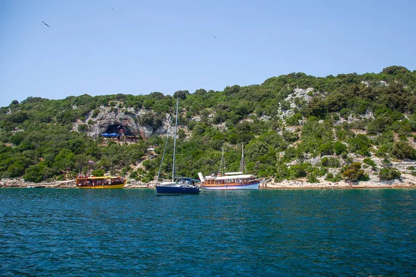 Pobřeží Jaderského moře Tour. Limski Fjord v Istrii. Jaderské moře — Stock fotografie