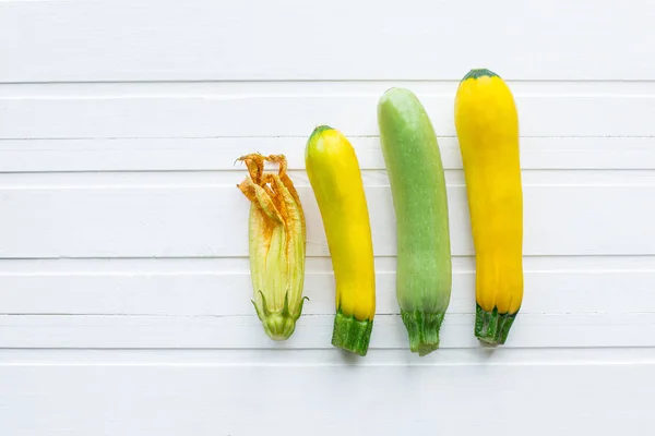 Calabacín Verde Amarillo Verduras Frescas Sobre Una Mesa Madera Blanca — Foto de Stock