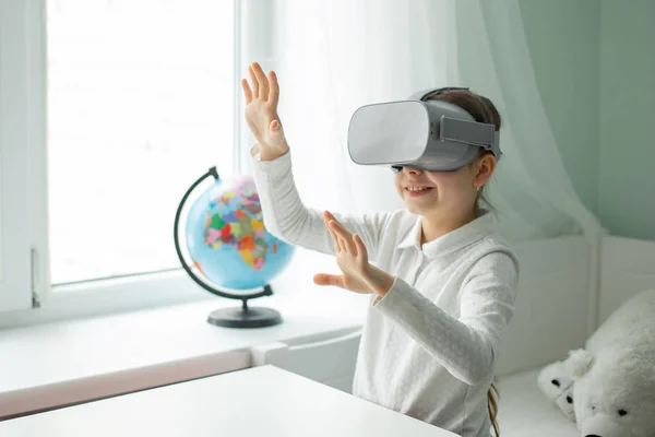Niño Con Auricular Realidad Virtual Está Sentado Mesa Dentro Casa — Foto de Stock