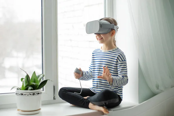 Een Kind Met Een Headset Zit Aan Tafel Thuis Binnenshuis — Stockfoto