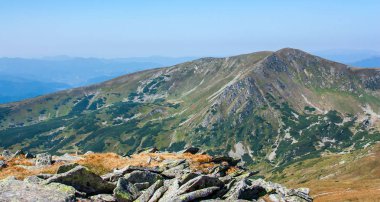 Karpatlar, Ukrayna rocky dağları manzarasına. Karadağ ridge güzel görünümü.