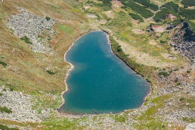 Panoramik bir kayalık dağ vadide bir dağ gölü. Sakin göl Berbeneskul, Karpatlar, Ukrayna. Karadağ aralığı harika manzarasına yukarıda güzel huzur Gölü.