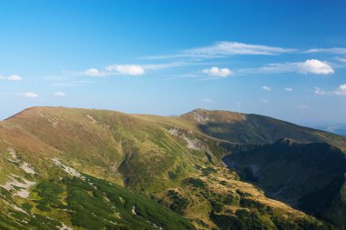 Karpatlar, Ukrayna rocky dağları manzarasına. Karadağ ridge güzel görünümü.