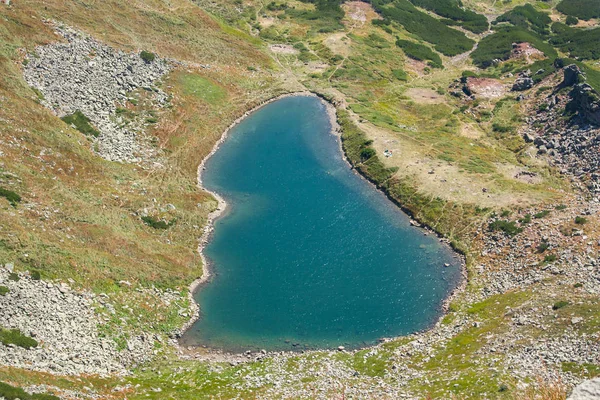 Vista Panoramica Lago Montagna Una Valle Rocciosa Lago Sereno Berbeneskul — Foto Stock