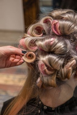 Kuaför saç şekillendirme kadın salonda yapar..