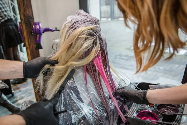 Coloração de cabelo profissional para mulheres no salão de beleza, estilo brilhante e moderno . — Fotografia de Stock