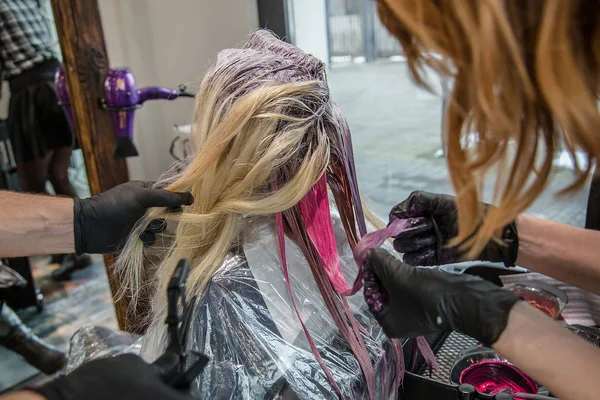 Coloração de cabelo profissional para mulheres no salão de beleza, estilo brilhante e moderno . — Fotografia de Stock
