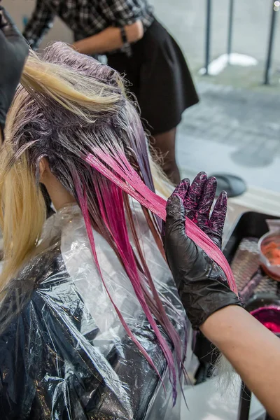 Coloração de cabelo profissional para mulheres no salão de beleza, estilo brilhante e moderno . — Fotografia de Stock