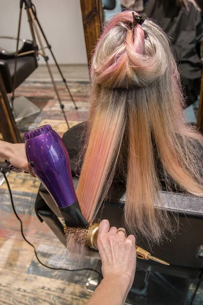 Cabeleireiro faz mulher estilo de cabelo no salão . — Fotografia de Stock