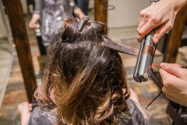 Hairdresser makes hair styling woman in the salon. — Stock Photo, Image