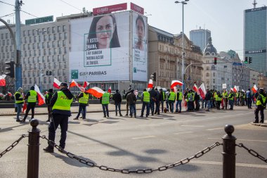 Varşova Polonya. 3 Nisan 2018. Varşova 'da protestocular Rallisi. Polonya 'nın poster ve bayrakları tutan protestocular.