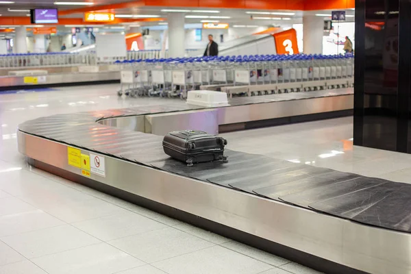 Bagages perdus à l'aéroport. Tri des bagages - Bagages sur convoyeur . — Photo
