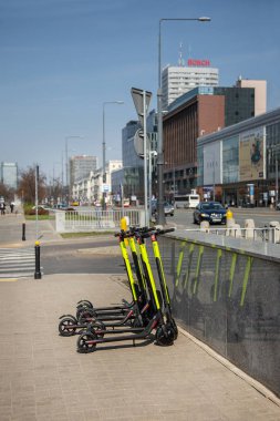 Varşova, Polonya 03 Nisan 2019. Park edilmiş elektrikli scooter. Toplu taşımacılığında yeni bir alternatif.