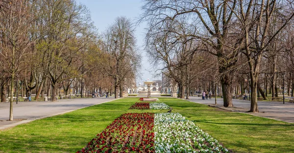 Varsóvia, Polônia - 3 de abril de 2019: Belo jardim saxão, parque com flores vermelhas, azuis e brancas . — Fotografia de Stock