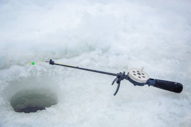 Balık tutmak için dönüyorum. Kış balıkçılık için buz ve olta. Kış balıkçılığı. Küçük balık avı.