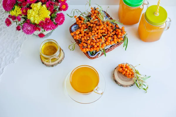 Bílé pozadí, přirozené osvětlení. Horký sladký Organický čaj s bobulovinami, tymesem a med. — Stock fotografie