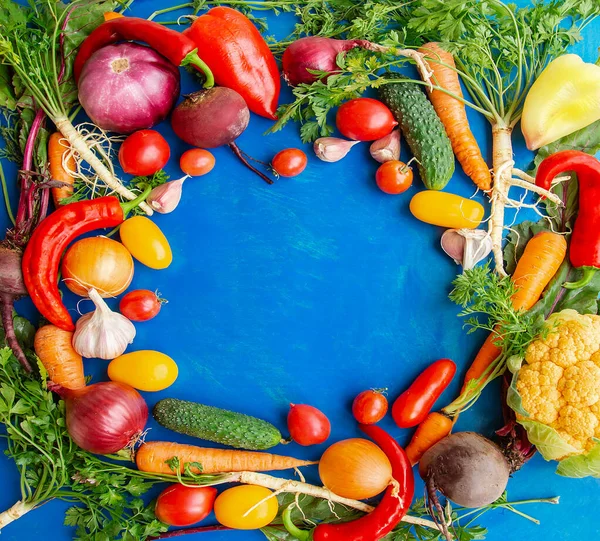 Composición con verduras crudas sobre fondo azul. Marco de verduras . — Foto de Stock