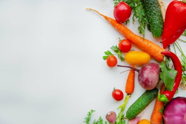 Beyaz arka planda çiğ sebzeli kompozisyon. Sebze çerçevesi.