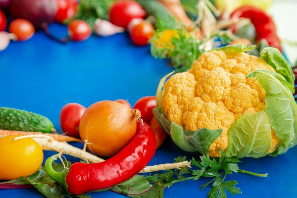 Composição com verduras cruas em um fundo azul. Quadro de verduras . — Fotografia de Stock