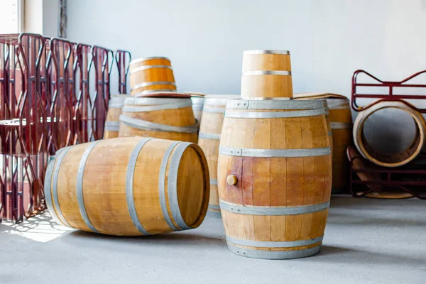 Ces tonneaux de vin sont dans une cave. Ils sont prêts à être remplis ou déjà remplis. — Photo