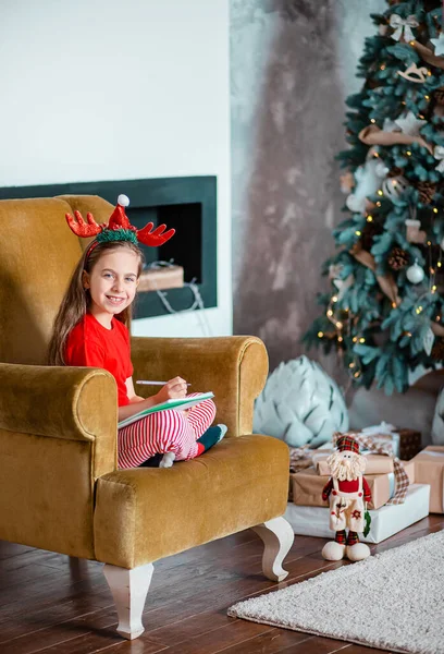 Une Jolie Fille Dans Chapeau Père Noël Écrit Une Lettre — Photo