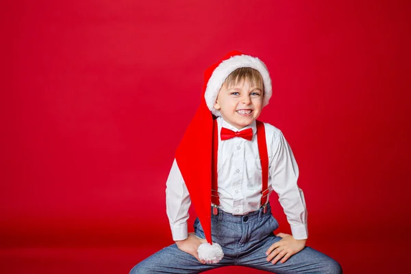 Καλά Χριστούγεννα Χαριτωμένο Χαρούμενο Πονηρό Αγοράκι Καπέλο Βασίλη Κόκκινο Φόντο — Φωτογραφία Αρχείου