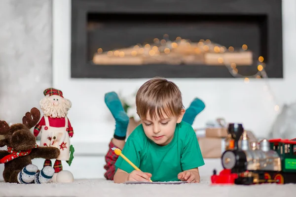 Joyeux Garçon Est Une Lettre Père Noël Près Sapin Noël — Photo