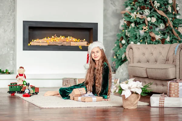 Petite Fille Père Noël Chapeau Avec Des Cadeaux Sous Arbre — Photo