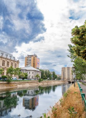 30-05-2025 Bükreş, Romanya. Panoramik yaz manzarası Yeşil çayırlar arasındaki Temyiz Mahkemesi. Romanya 'nın Bükreş kenti muhteşem bir sabah manzarası. Seyahat konsepti arka planı.