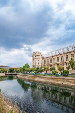 30-05-2025 Bükreş, Romanya. Panoramik yaz manzarası Yeşil çayırlar arasındaki Temyiz Mahkemesi. Romanya 'nın Bükreş kenti muhteşem bir sabah manzarası. Seyahat konsepti arka planı.
