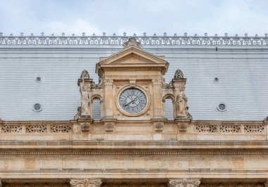 30-05-2025 Bükreş, Romanya. Panoramik yaz manzarası Yeşil çayırlar arasındaki Temyiz Mahkemesi. Romanya 'nın Bükreş kenti muhteşem bir sabah manzarası. Seyahat konsepti arka planı.